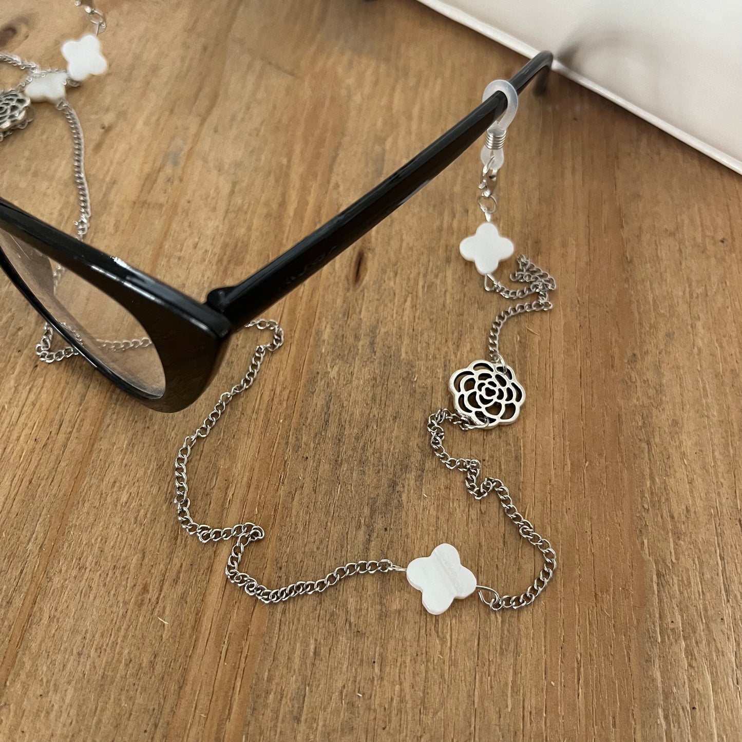 SILVER ROSE GLASSES CHAIN