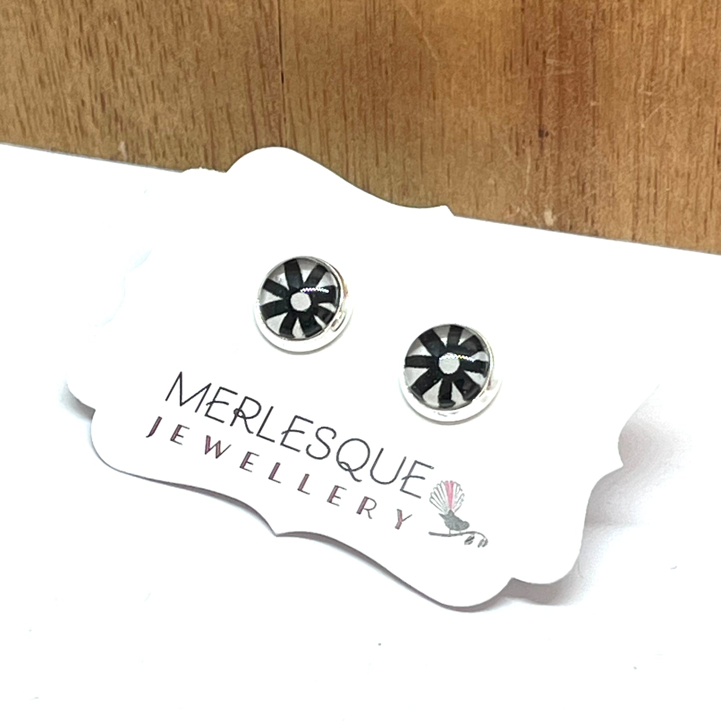 BLACK DAISY STUDS