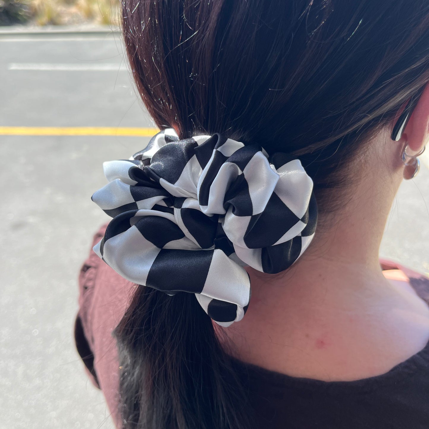 MONOTONE SCRUNCHIE