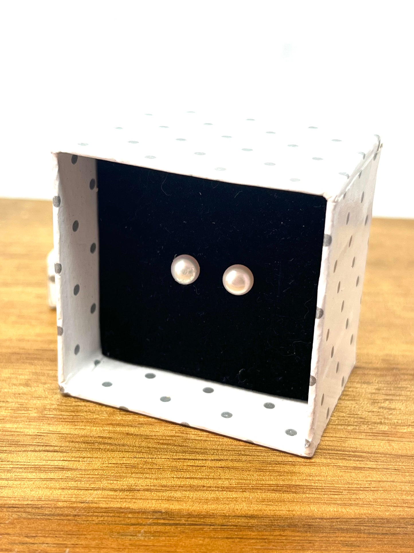 PEARL STUDS