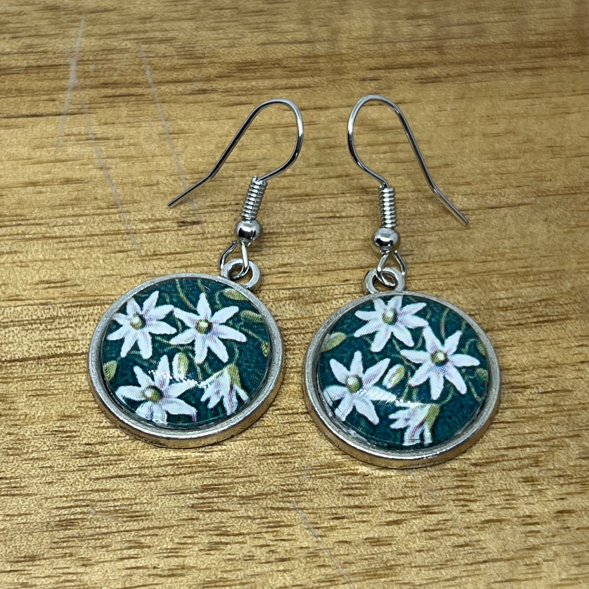 Pikiarero ( Clematis) flower postage stamp image  set on a silver 16mm setting with nickel free hooks.