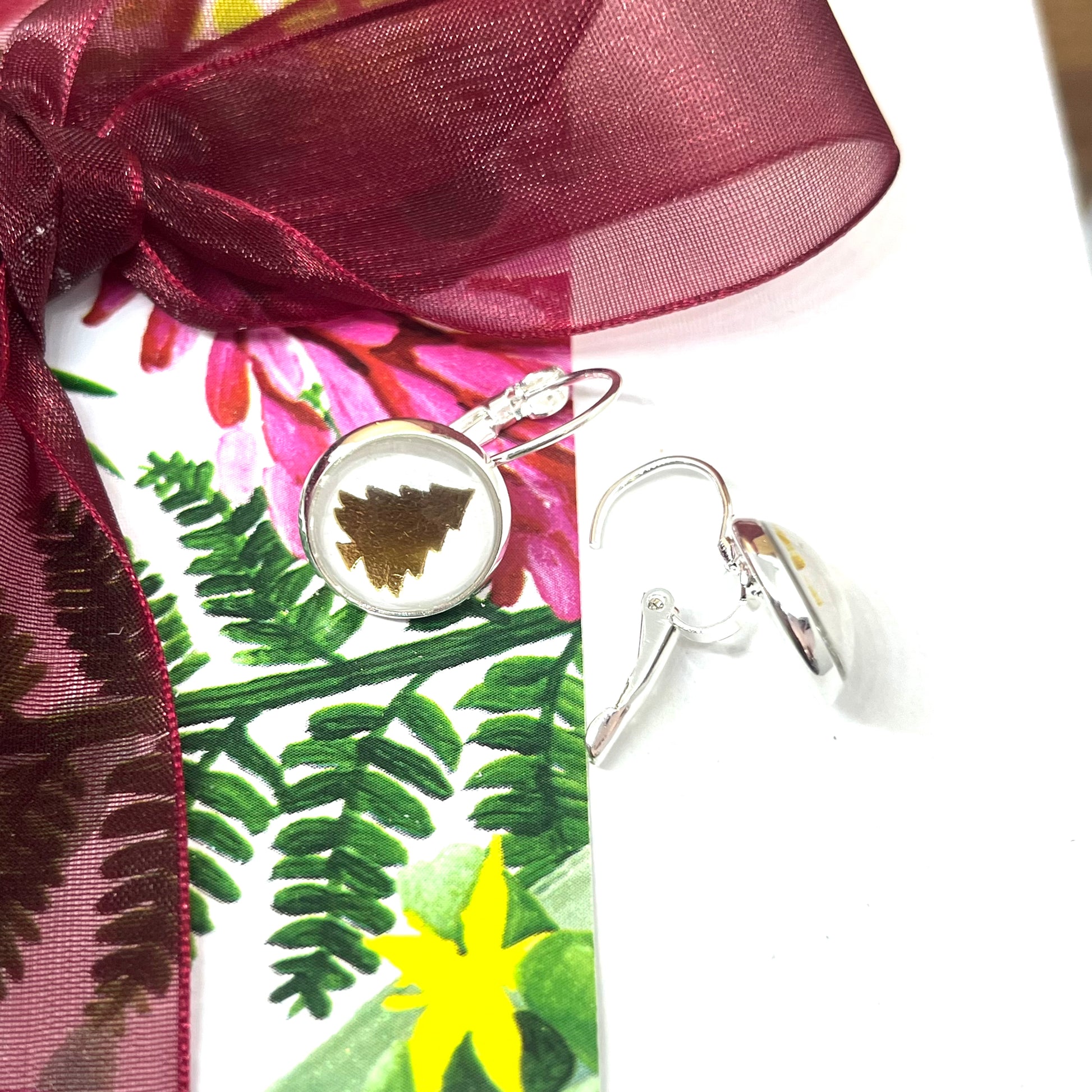 White and gold christmas tree earrings with open clasp 