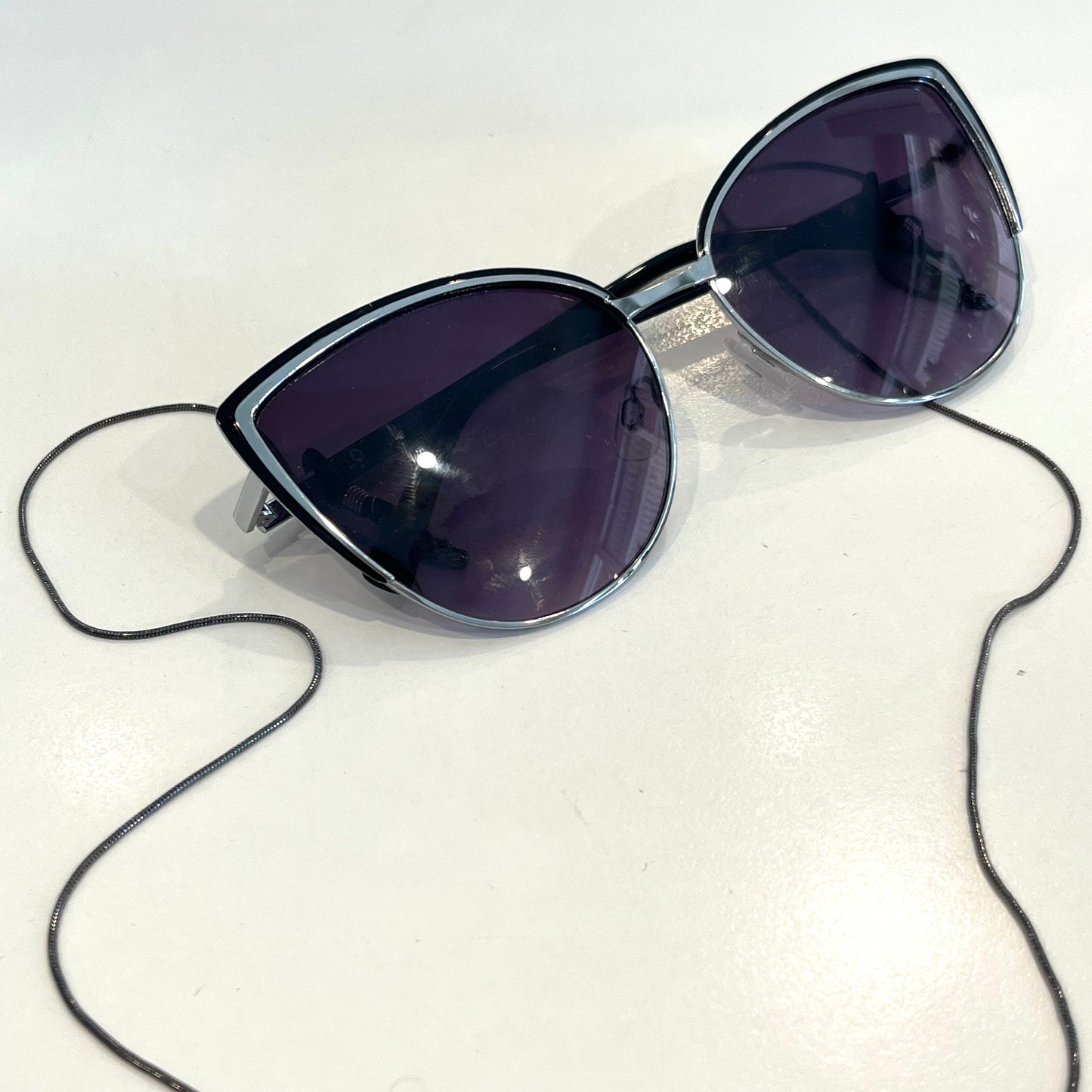 BLACK GLASSES CHAIN