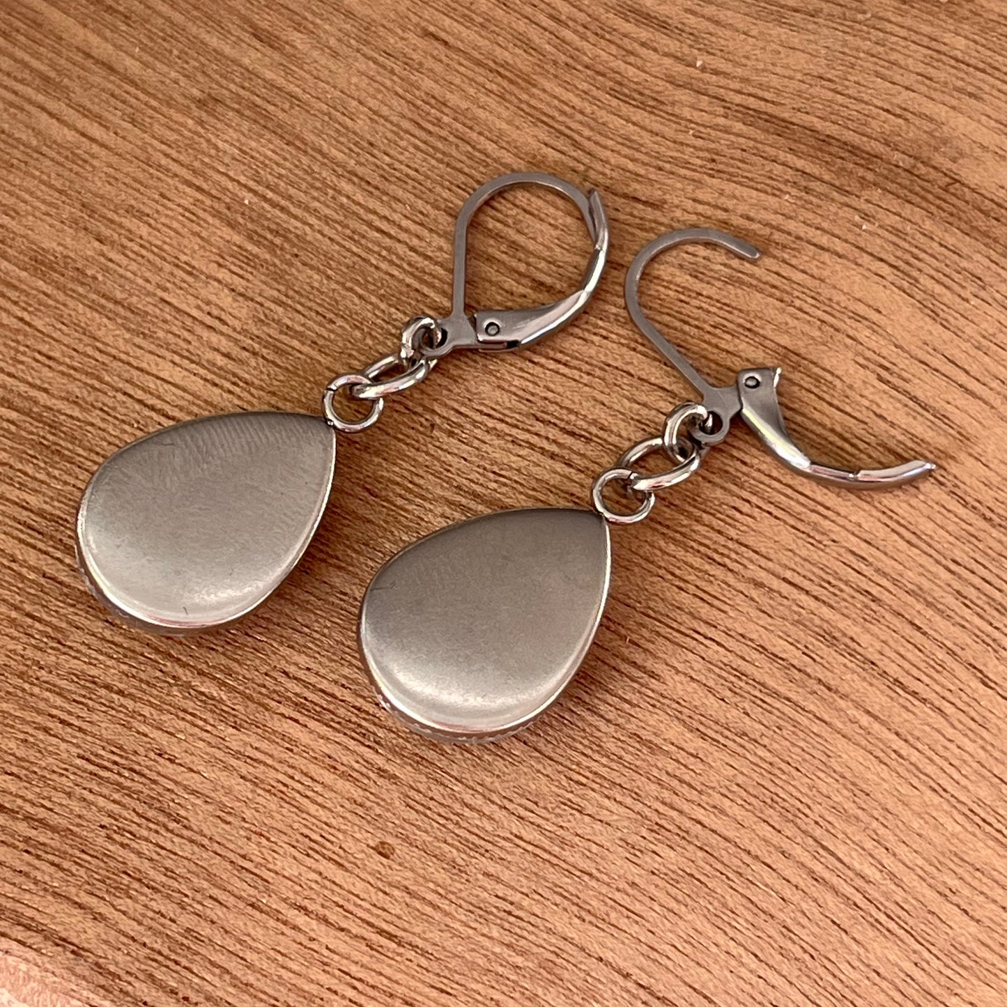 B+W FANTAIL TEARDROP EARRINGS