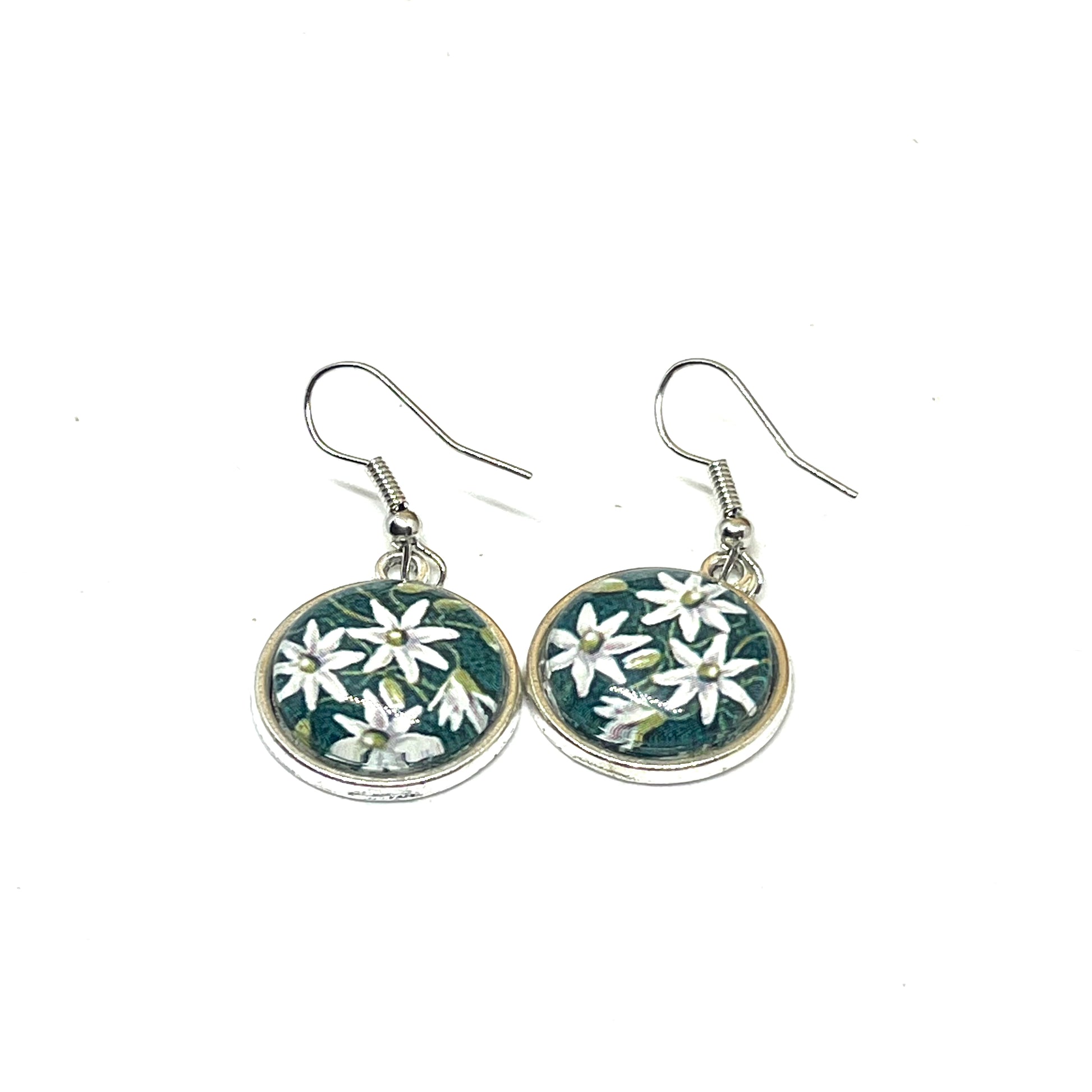 Pikiarero ( Clematis) flower postage stamp image  set on a silver 16mm setting with nickel free hooks.