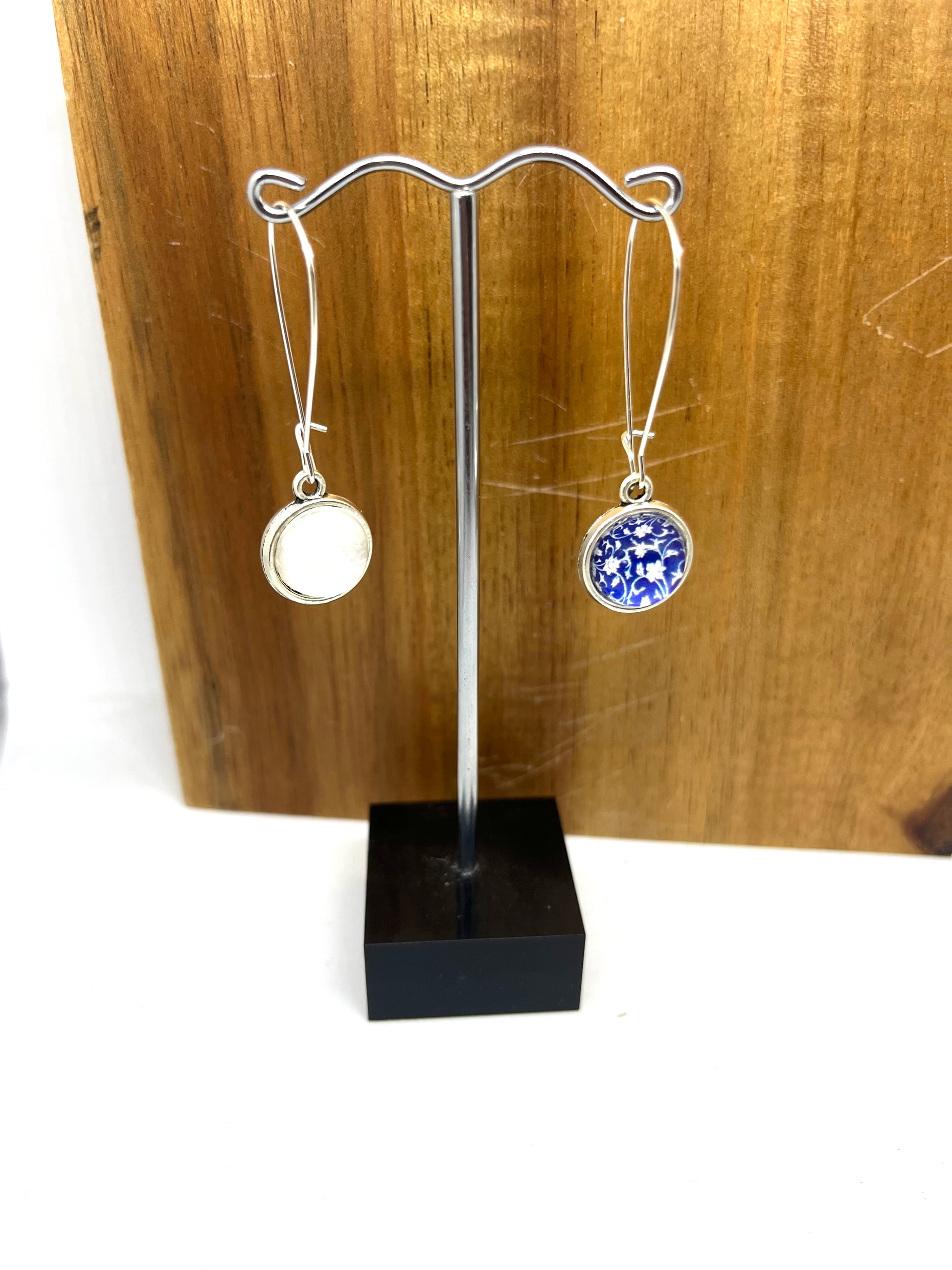 Double sided glass dome earrings with blue china pattern on one side and pearl on the other
